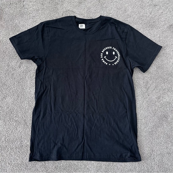 Men’s “SOMEBODY’S BOMB ASS BOUDOIR PHOTOGRAPHER” black short sleeve tee Large - Picture 2 of 2